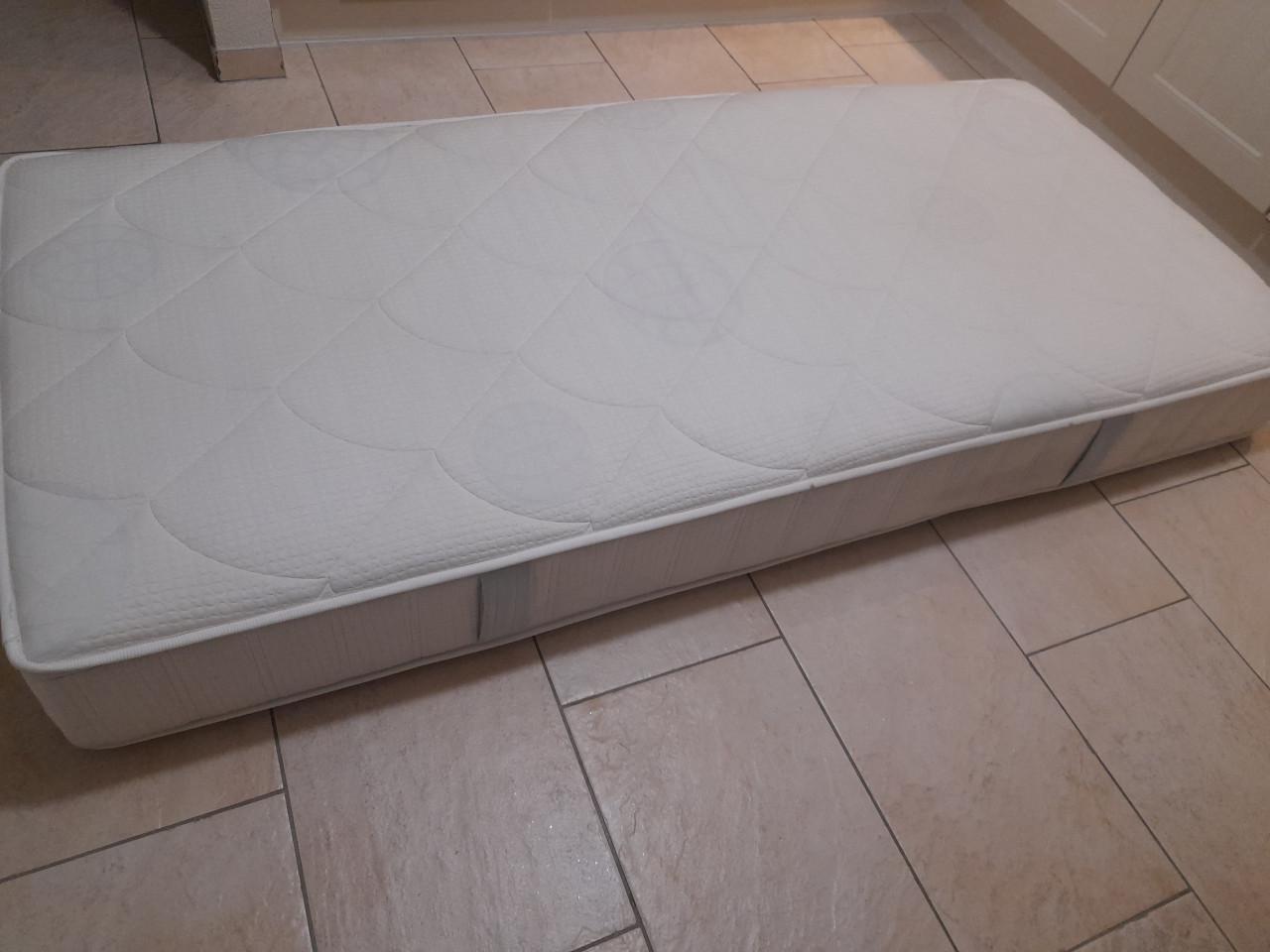 Matras 90 x 200 x 22 (in goede nette staat )