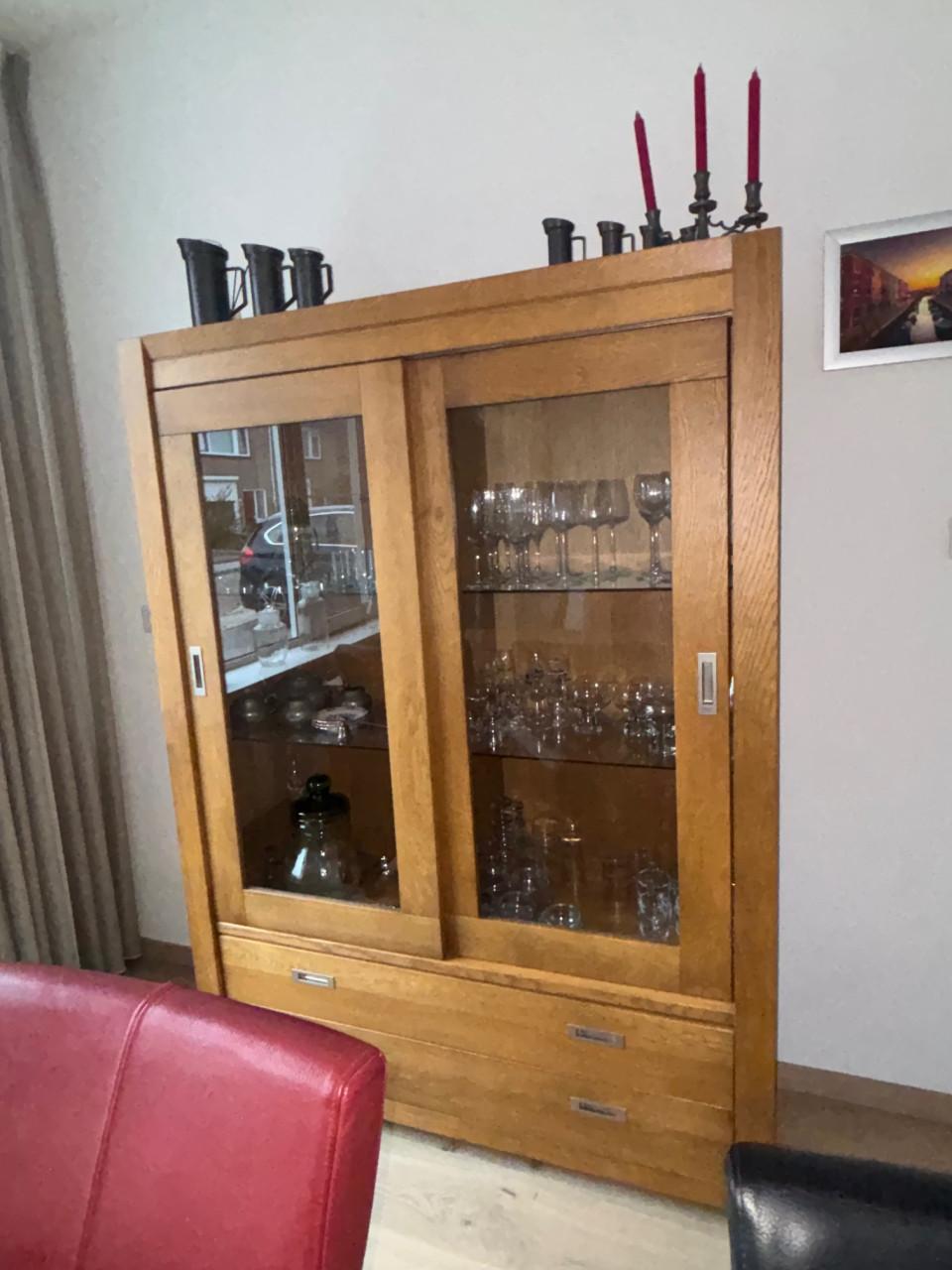 Inboedel: bank salontafel tv-meubel kast vitrinekast eettafel en stoelen