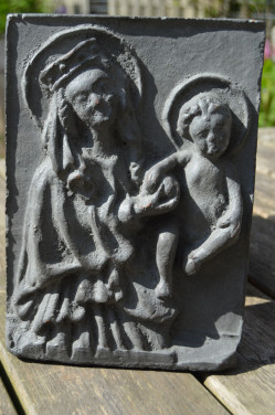 Maria met kind, reliëf plaquette, terracotta Gerard Linsen jaren '40