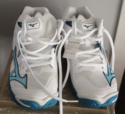 Nieuwe sport schoenen met lebel er aan vast maat 39