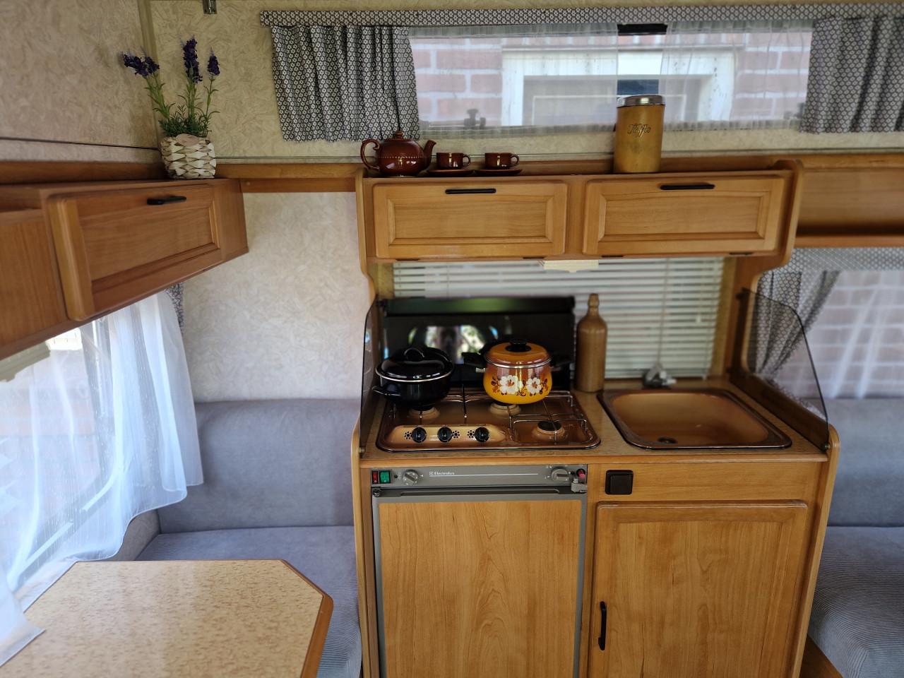 Mooie Lichtgewicht hefdak caravan Rapido club 32!