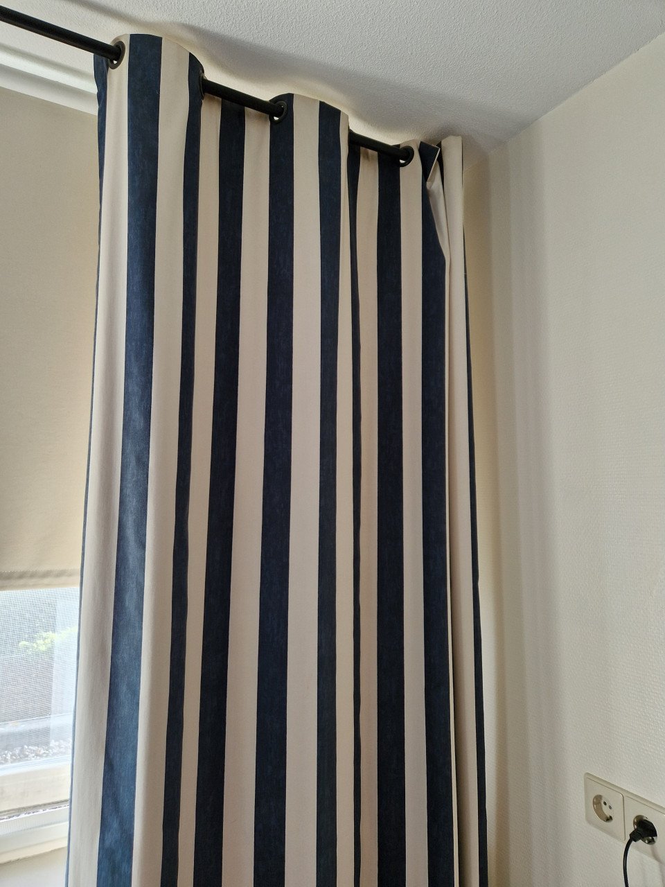 Blauw gestreepte gordijnen