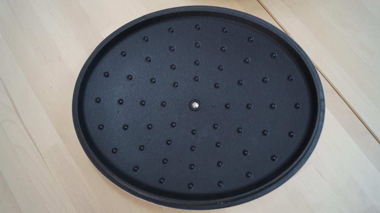 Witte ovale gietijzeren braadpan van IKEA.