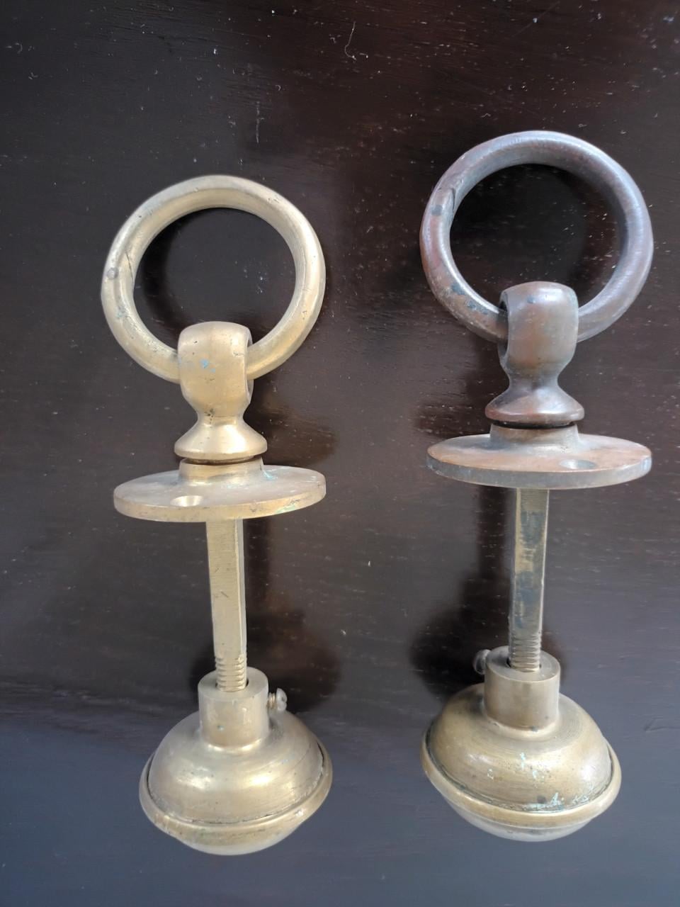 2 antieke koperen deurknoppen