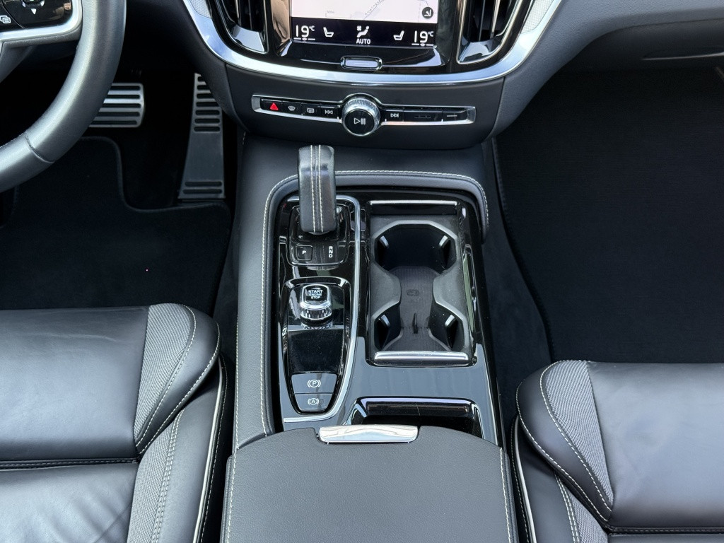 Volvo V60 v60 t6 340pk r-design| panodak| adap.cruise| 360camera| hud| key