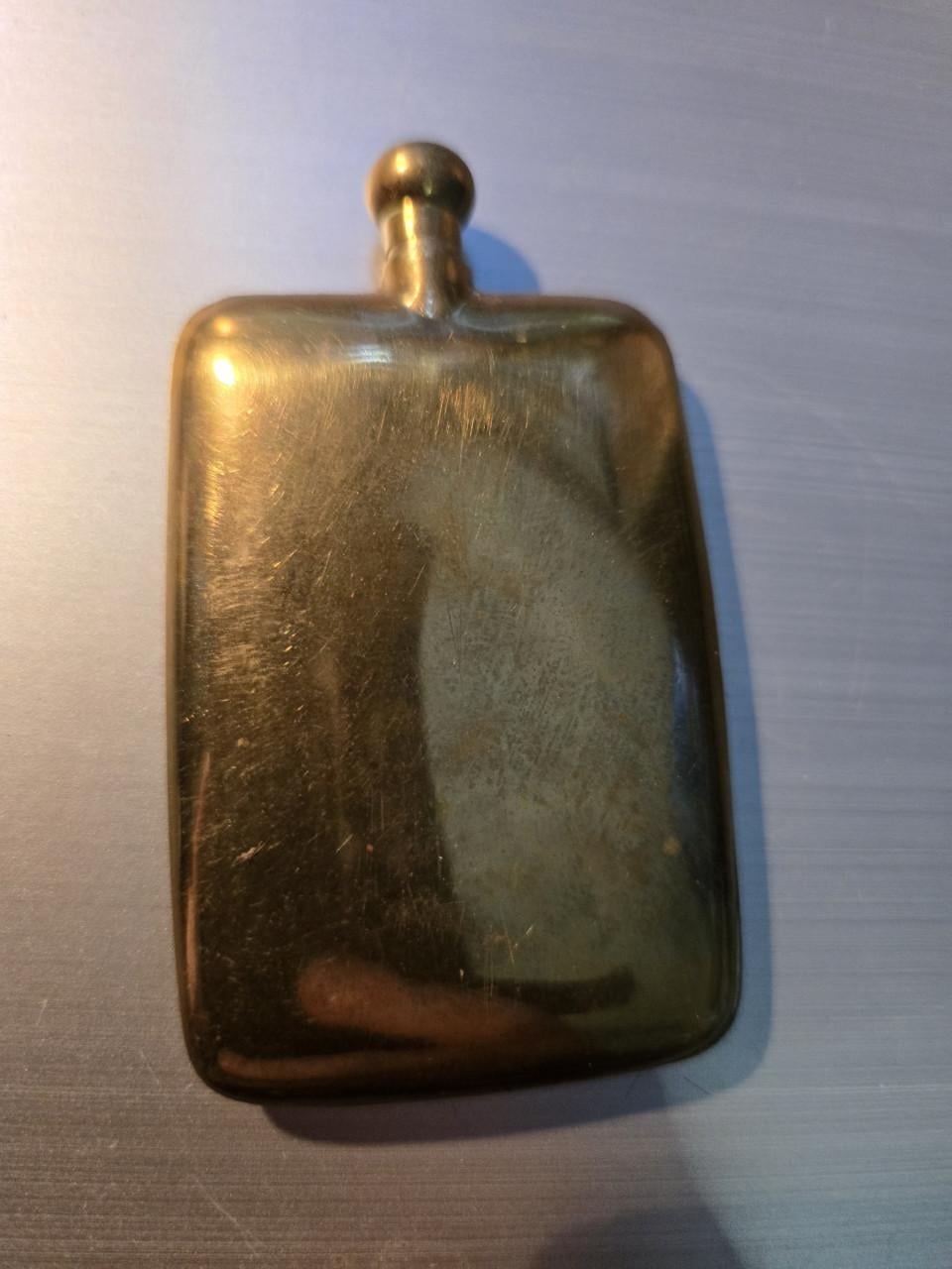 Antiek zakparfumflesje in de vorm van een platte zakflask