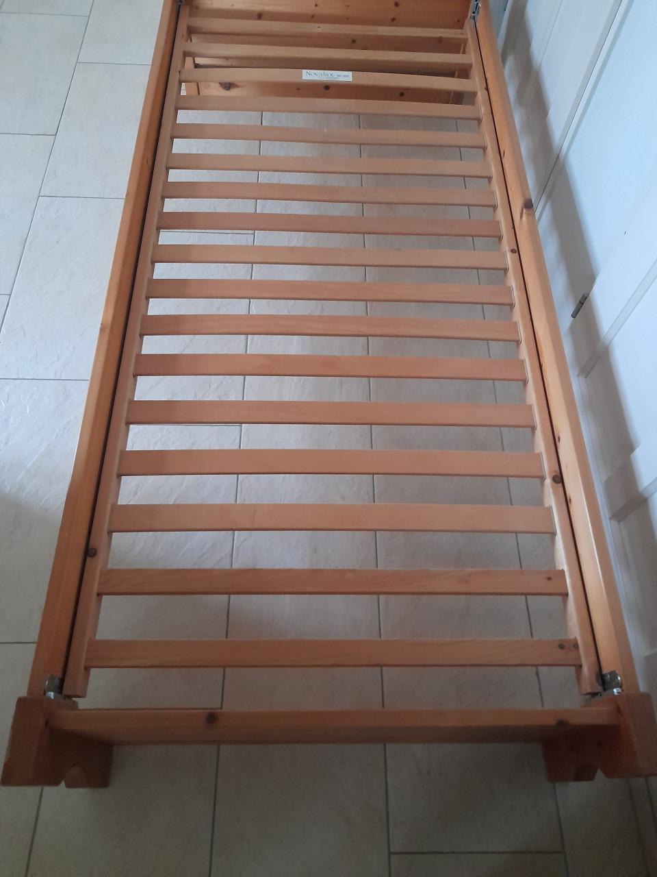Massief houten bed 90 x 200 (in goede staat )
