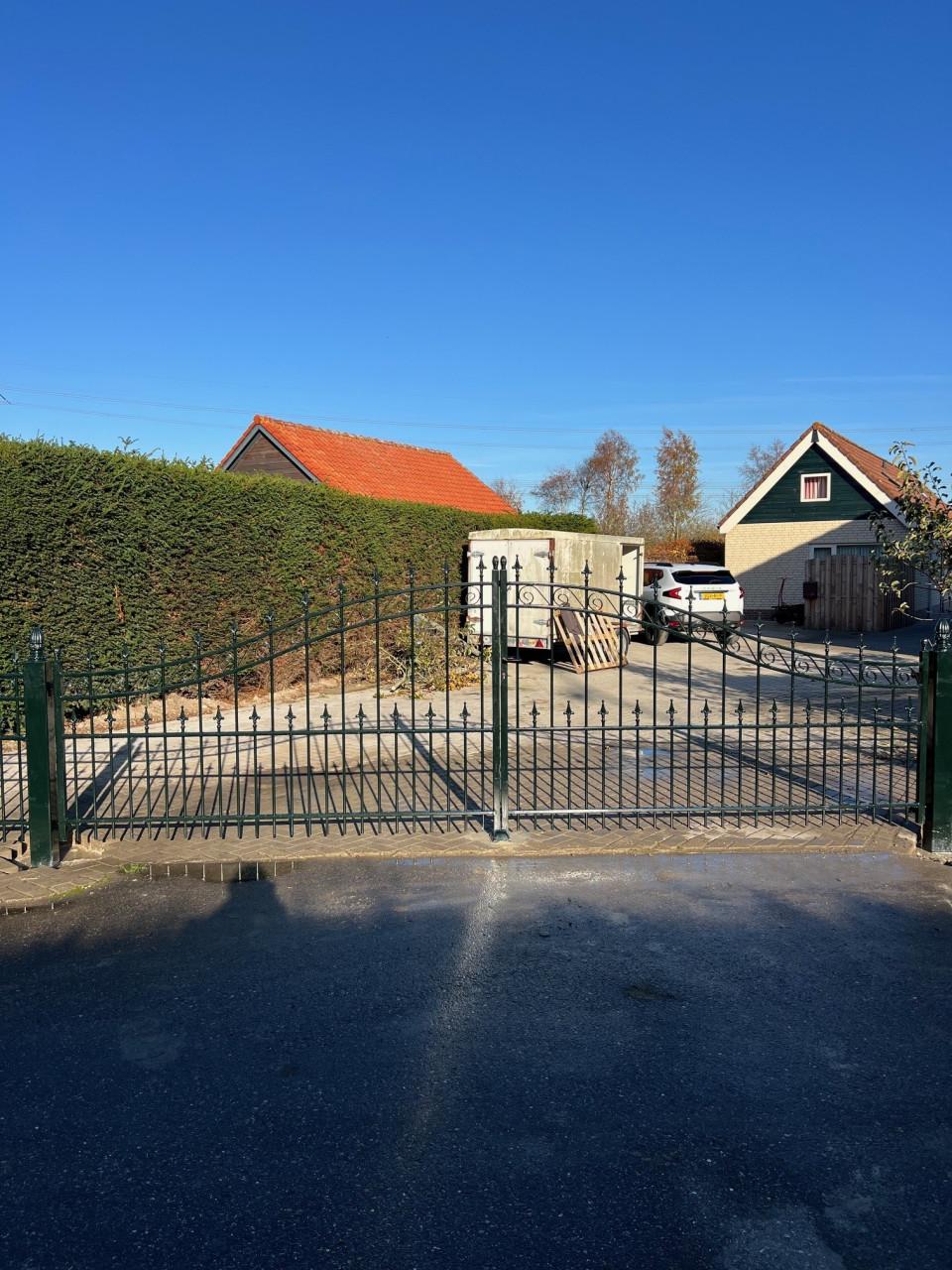 Nieuwe Inrijpoort 400 cm breed compleet met palen en slot.