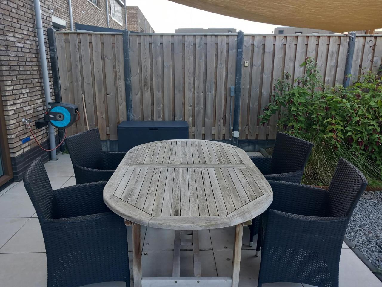 Uitschuifbare  tuintafel met stoelen,