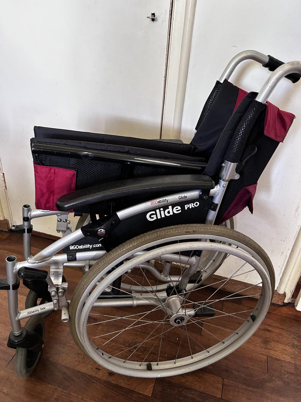 Rolstoel lichtgewicht, Vierpoot wandelstok (nieuw) en éénhandige rollator