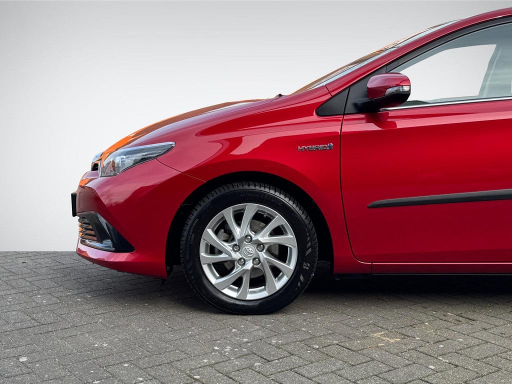 Toyota Auris 1.8 hybrid dynamic | trekhaak | navigatie | camera | keyless e