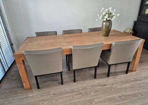 Eettafel teak met 6 leren eetstoelen