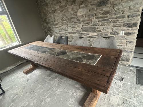 Stoere doorleefde eettafel