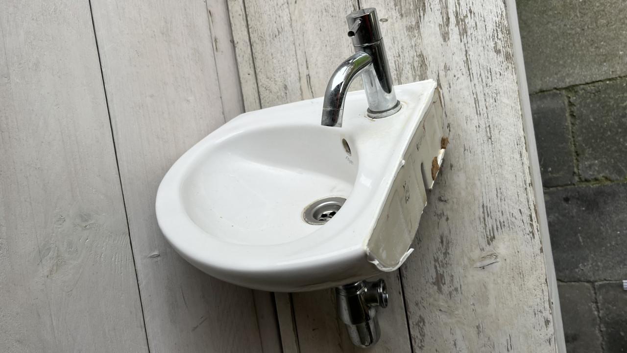 Gratis af te halen: Wasbakje met kraan