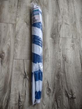 Prachtige nieuwe blauw wit gestreepte parasol, strandparasol