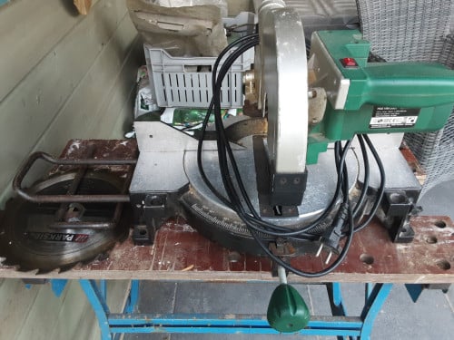 Afkortzaagmachine met extra zaagblad