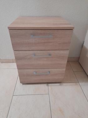 Nachtkastje 45 x 39 x 59H (in goede nette staat )