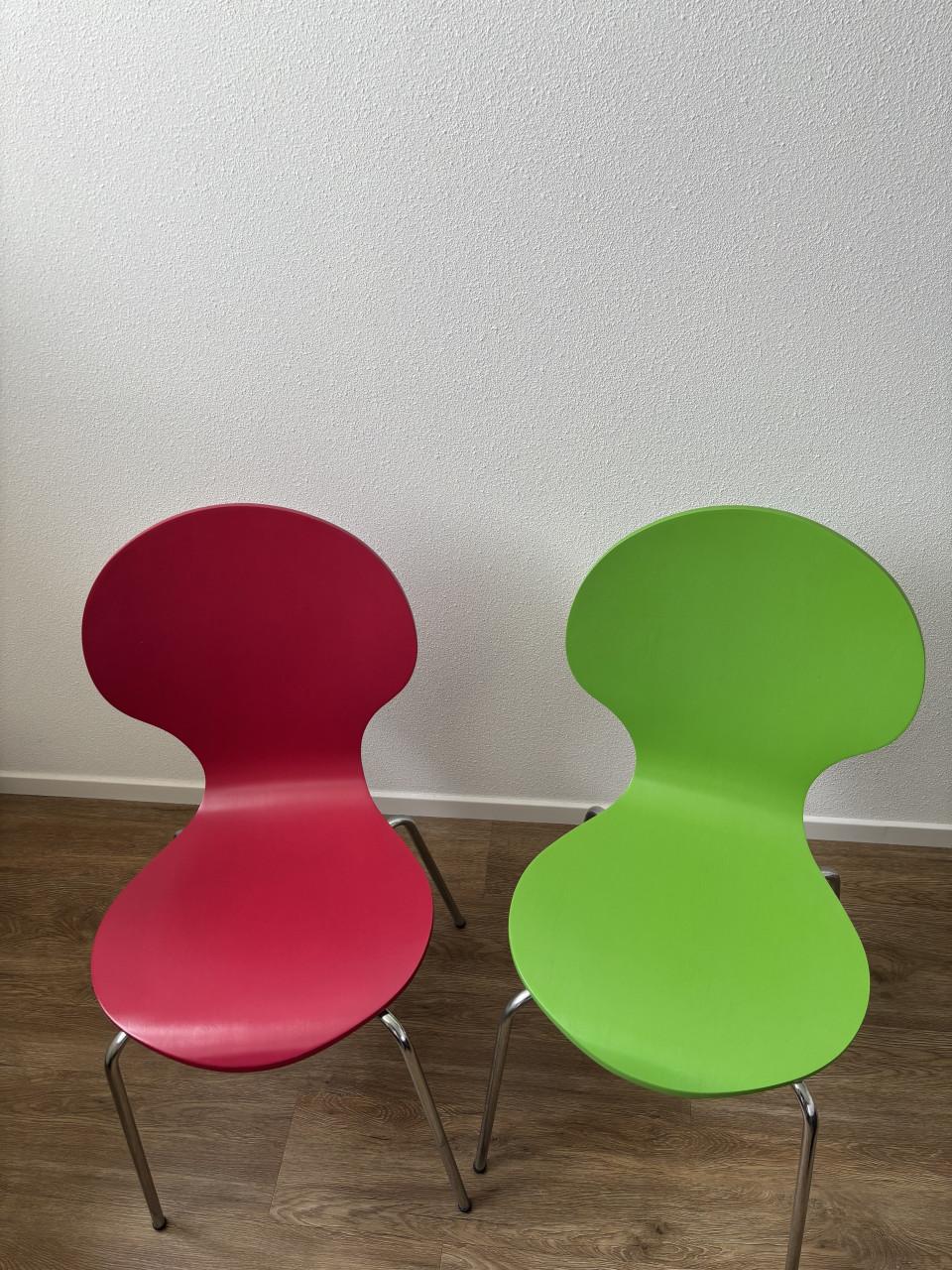 Houten stoelen groen & rood