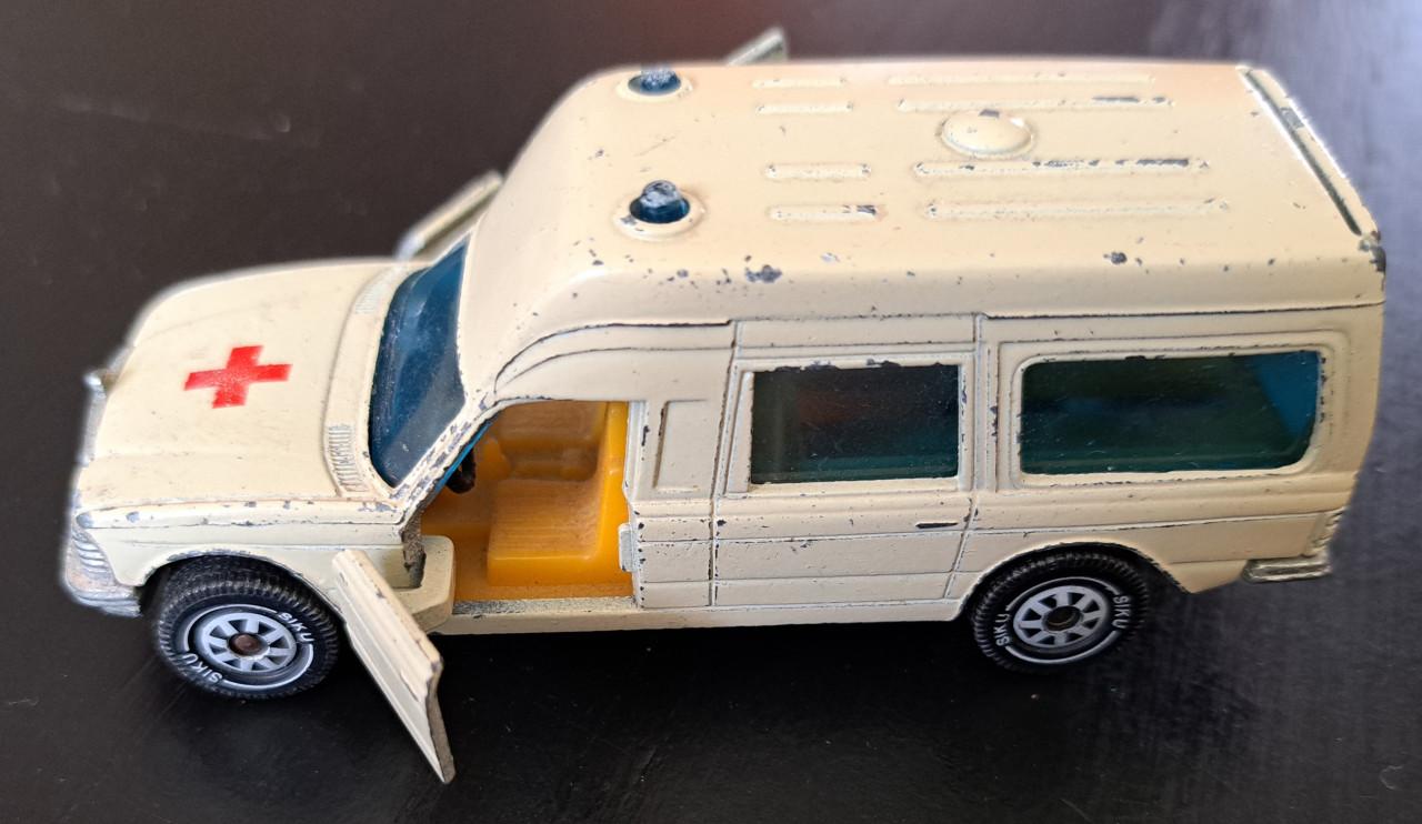 SIKU 1613 Mercedes Benz 200 Ambulance zonder brancard  - 1-55 - 1981