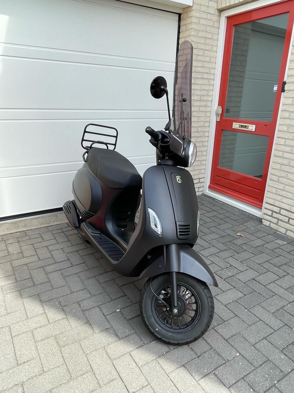 Scooter BTC Riva