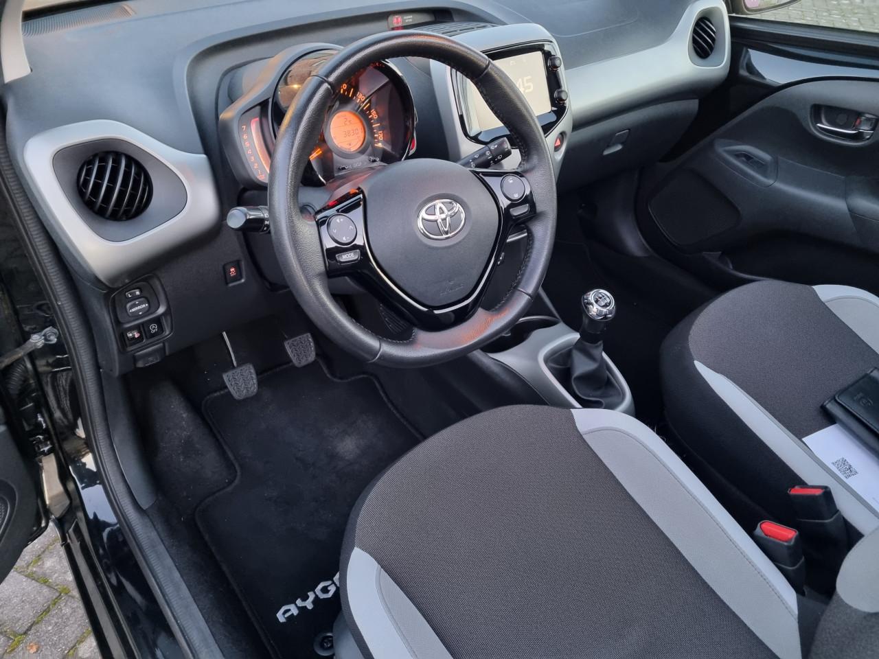 Zuinige TOYOTA AYGO 1.0 5drs. X-PLAY 2015 / NL AUTO / NAP 97.471 km !