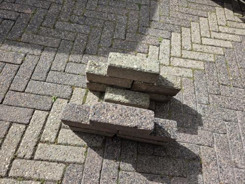 Gratis betonnen straatstenen +- 50m2 dikformaat