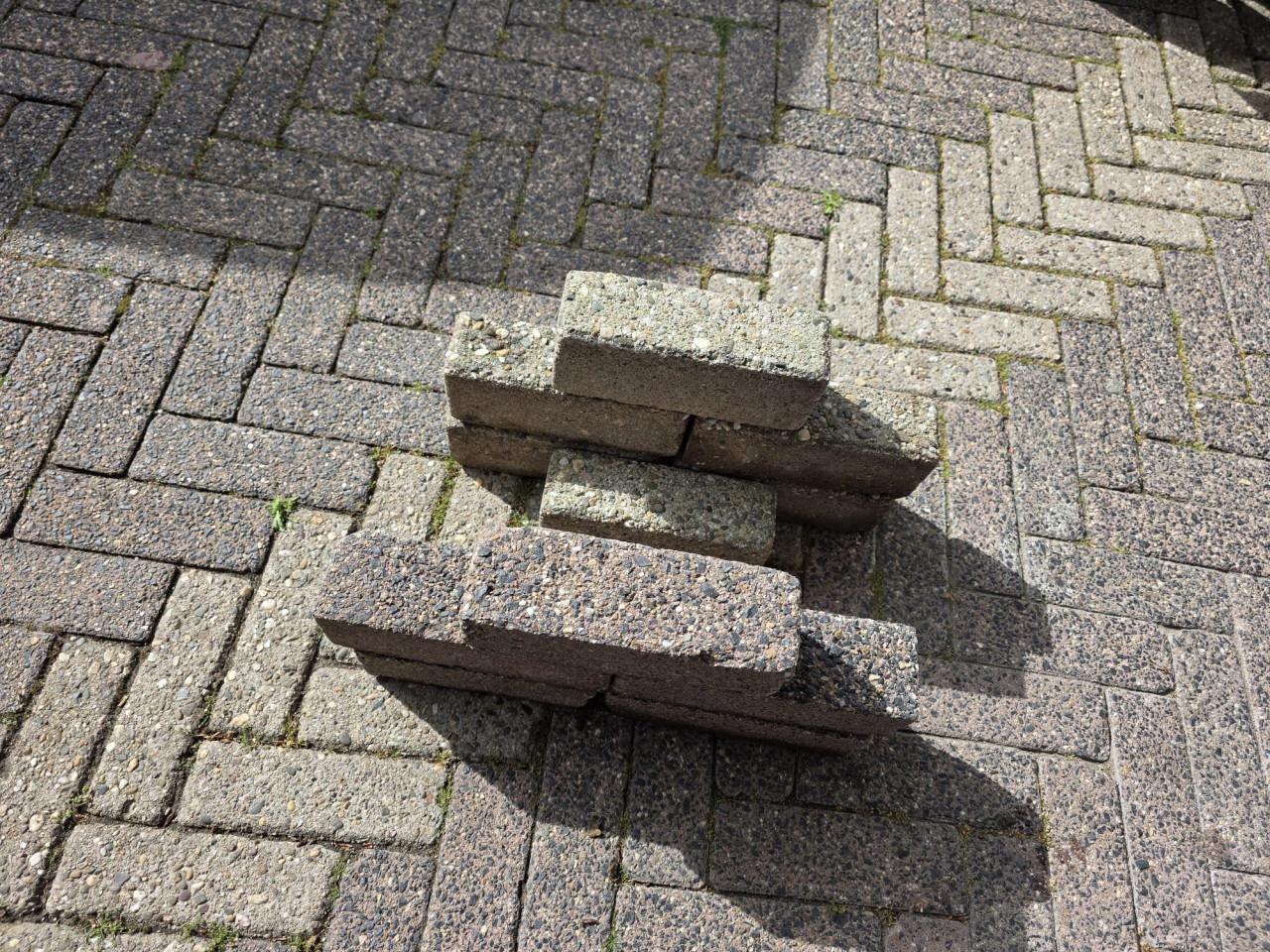 Gratis betonnen straatstenen +- 50m2 dikformaat