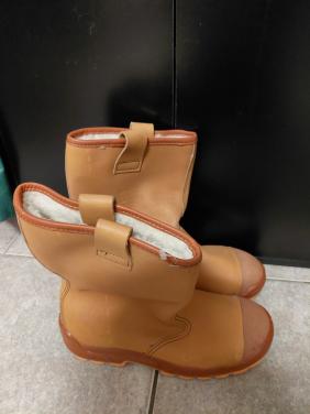 Jalatte werklaarzen gevoerd