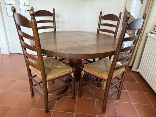 Te koop aangeboden: ronde tafel en 4 bijpassende stoelen
