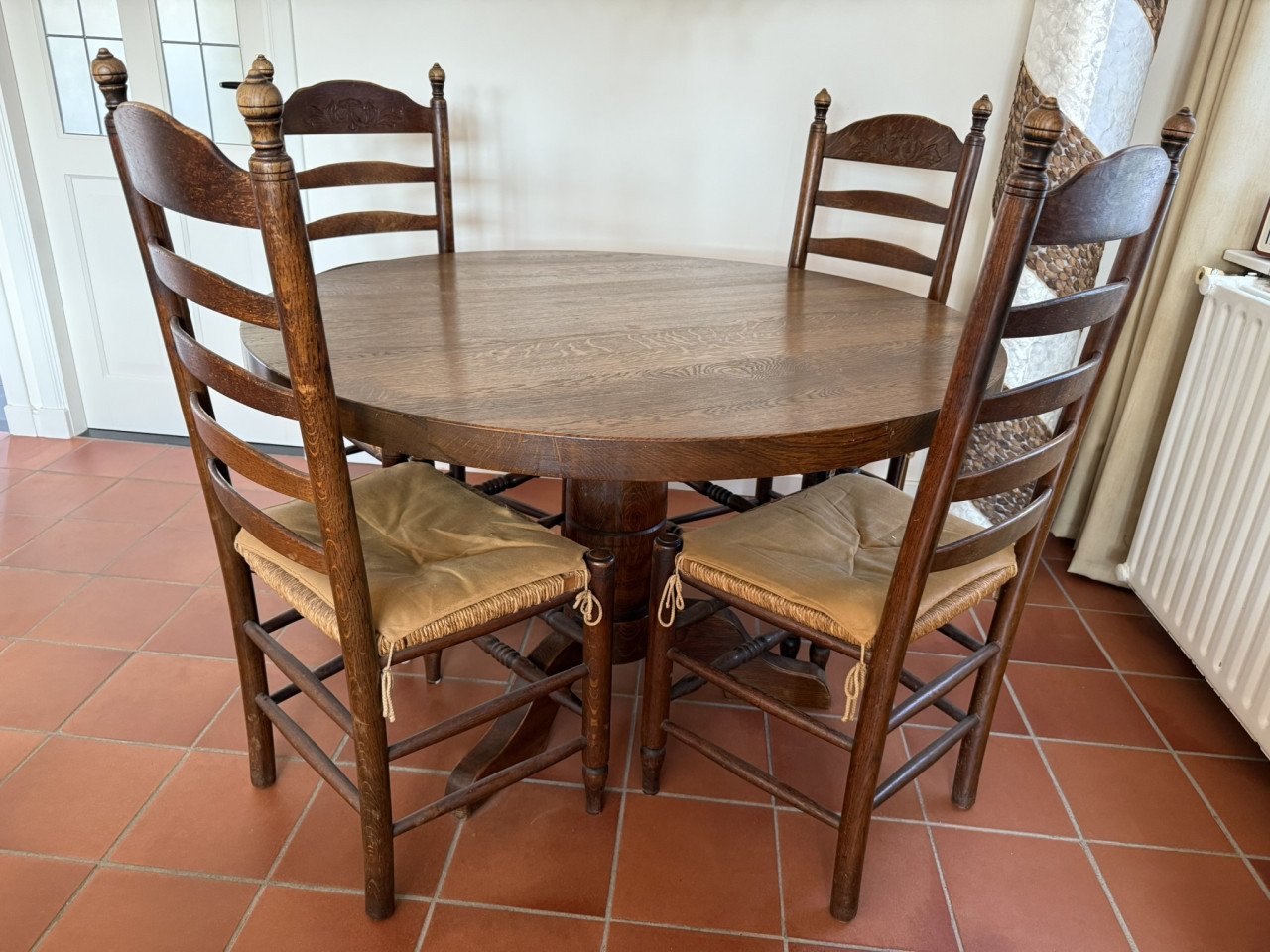 Te koop aangeboden: ronde tafel en 4 bijpassende stoelen