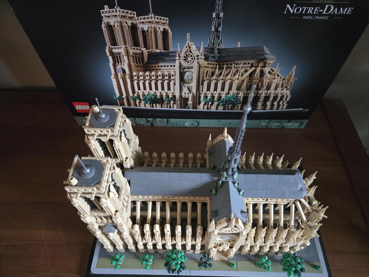 Lego architectuur Notre-Dame de Paris (21061) compleet