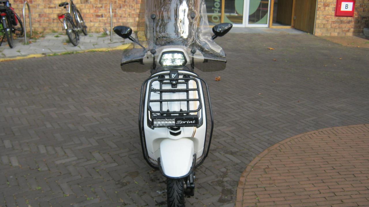 TE KOOP VESPA SPRINT IGET UIT NOVEMBER 2021  VOOR 2950 EURO