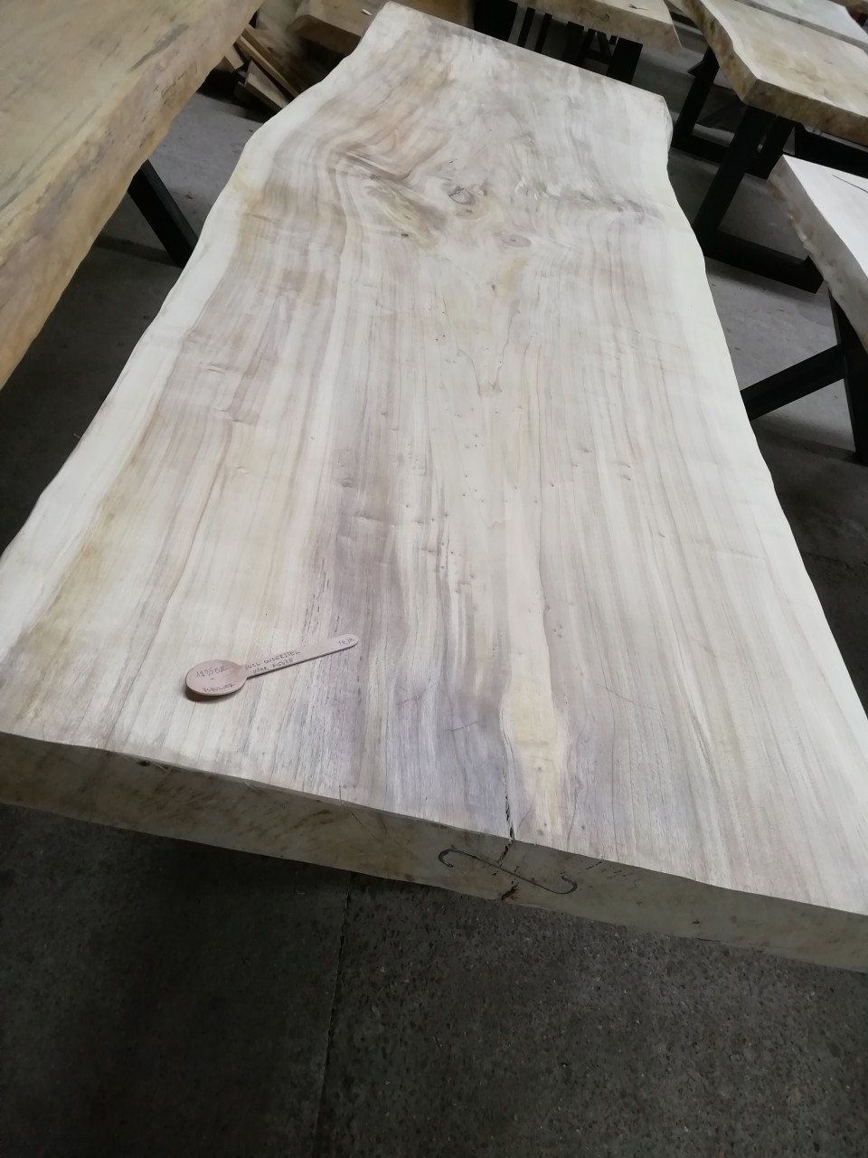 Boomstam tafels planken wandplanken decoratie bartafel salontafel