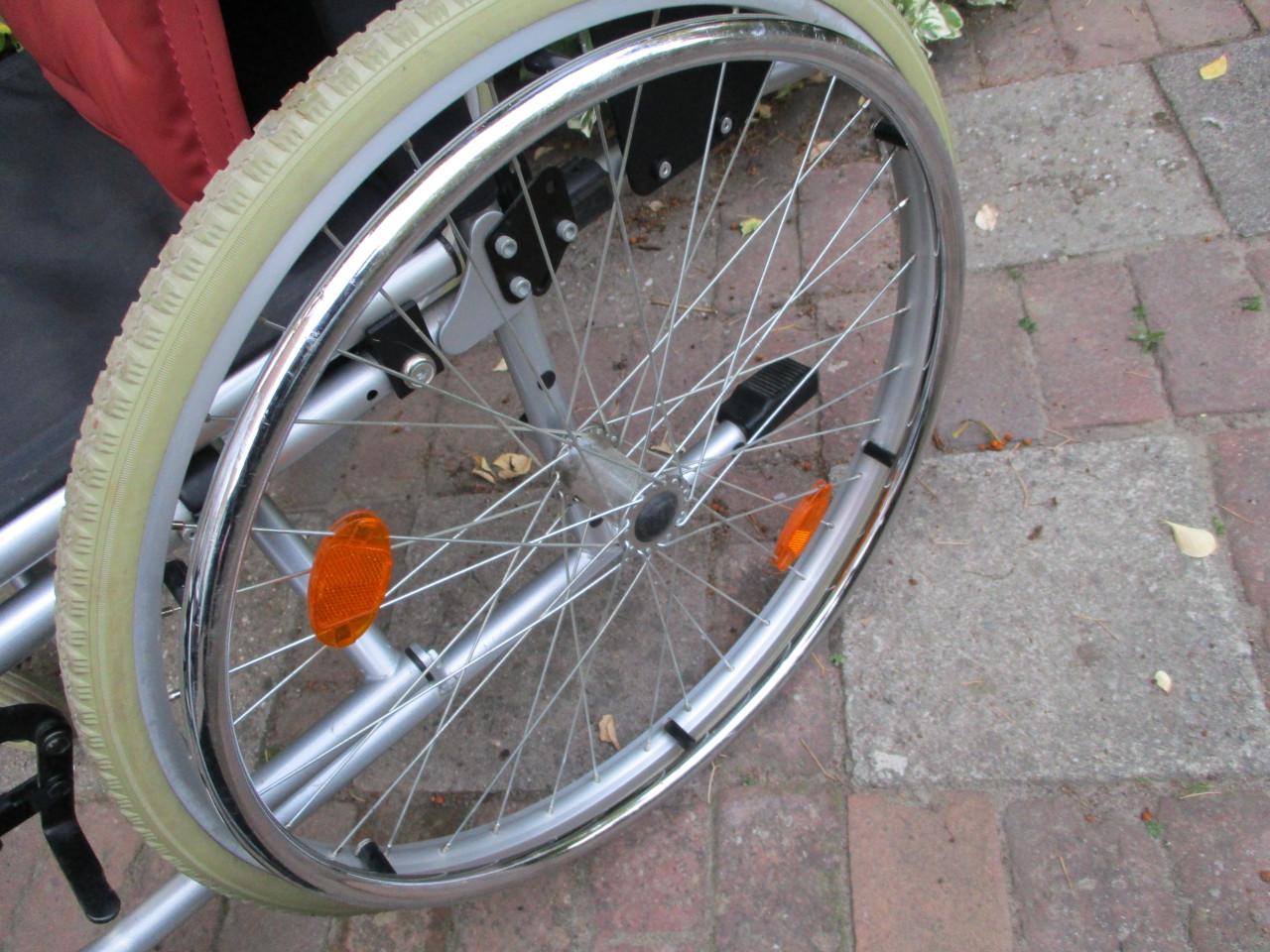 Te koop nette rolstoel met kussen.