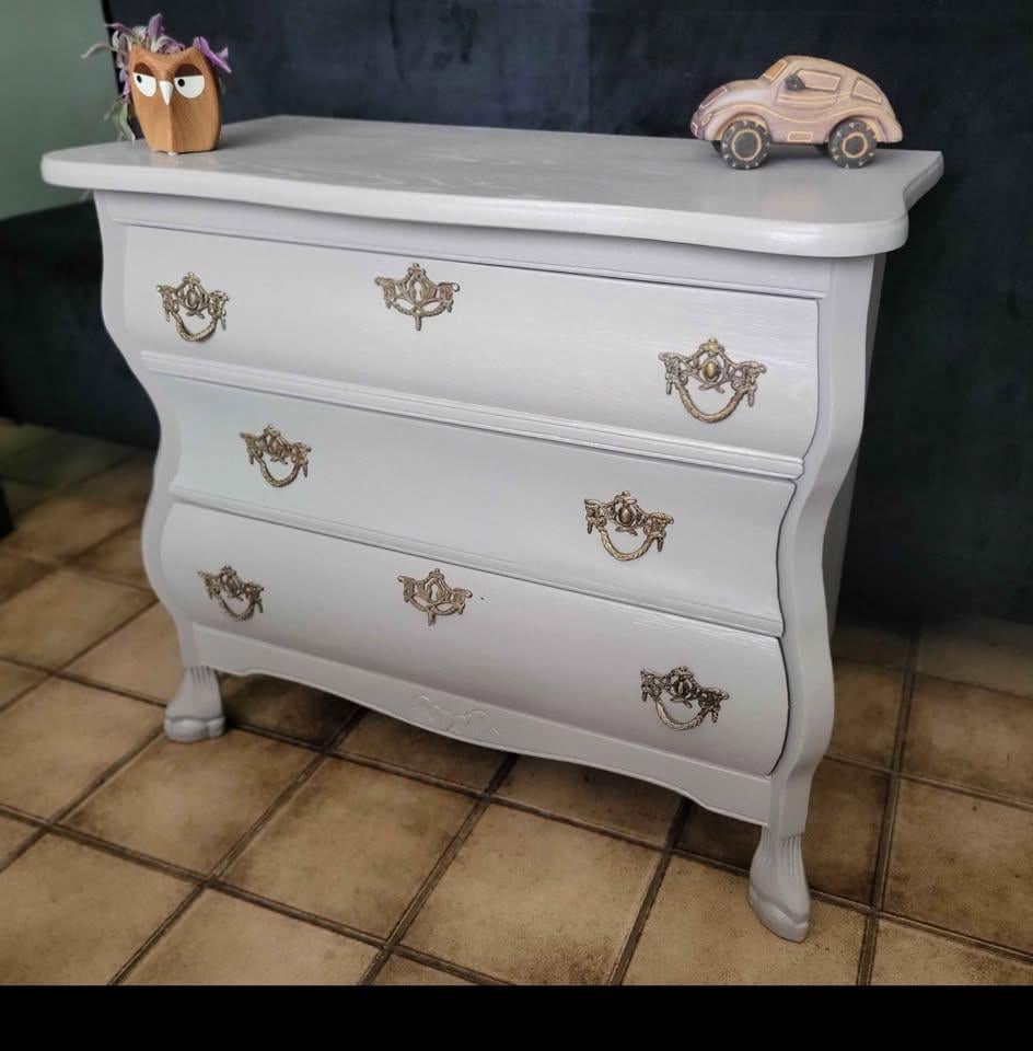 Recentelijk opgeknapte buikkast beige