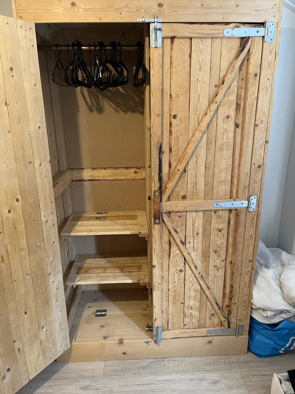 Robuuste Landelijke Houten Kledingkast met Hang- en Legruimt
