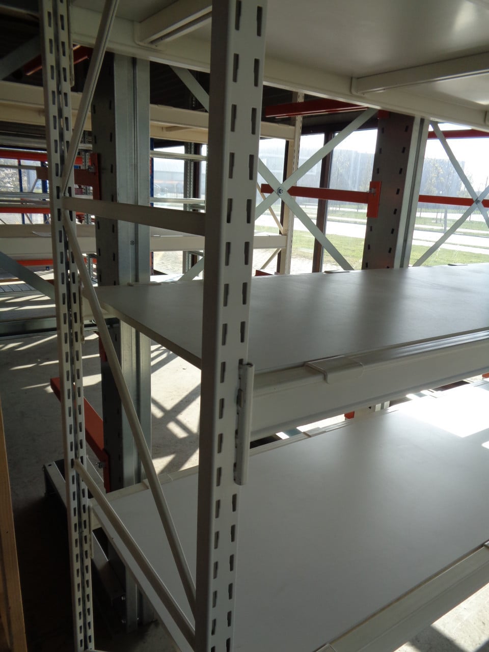 Gebruikte magazijnstelling grootvakstelling met diepteliggers en vlonders .