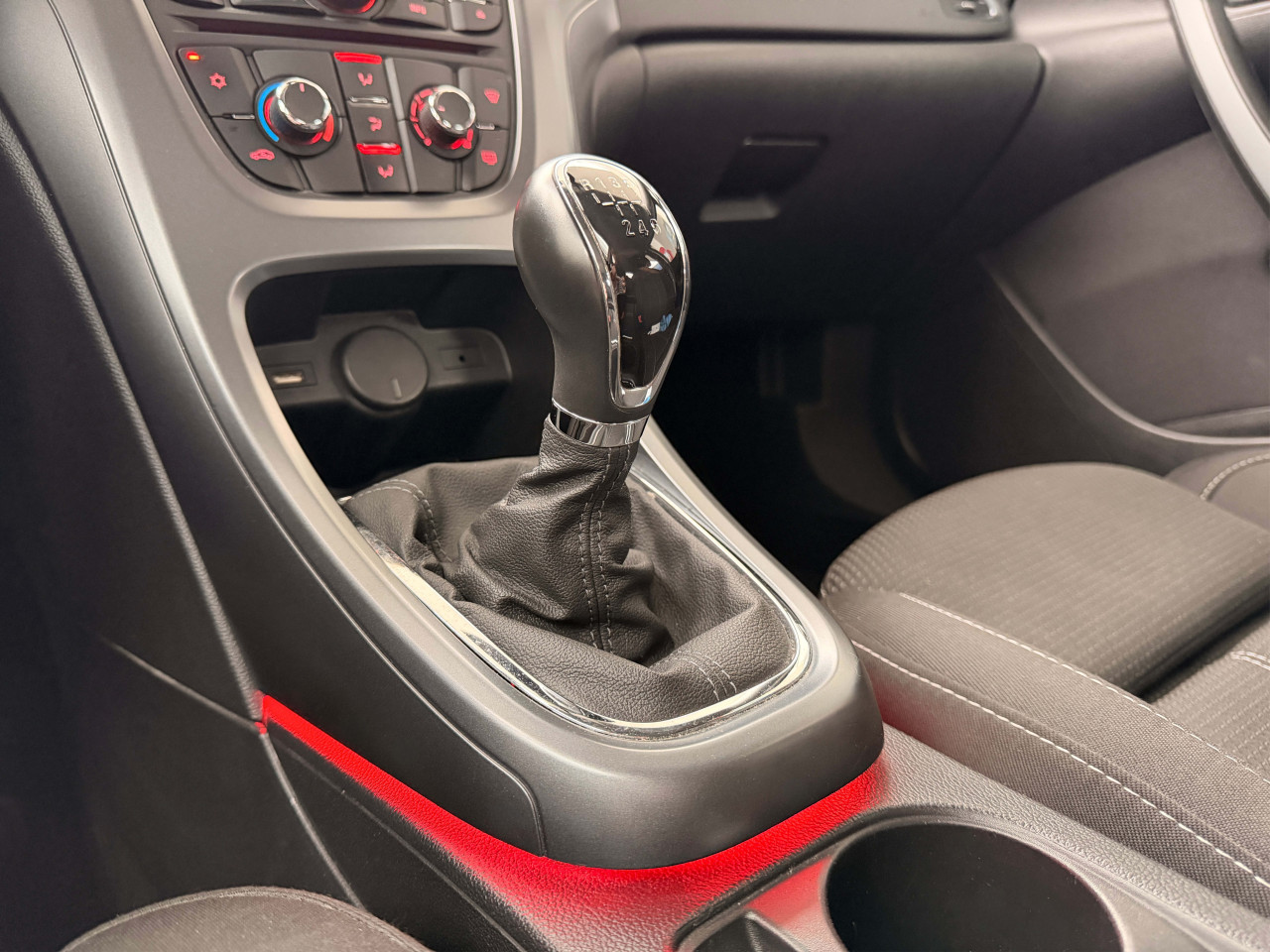 Opel Astra 1.4 Turbo - Elektrische ramen - Navi - Nieuwe APK