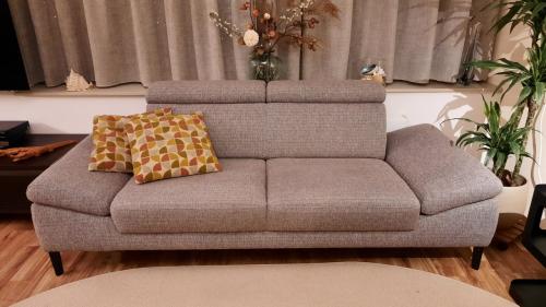 Zeer royale 2-zitsbank Modena van Montel Bruin gemeleerde stof.