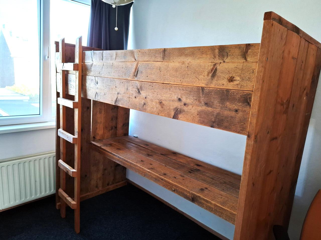 Stevige hoogslaper met bureau