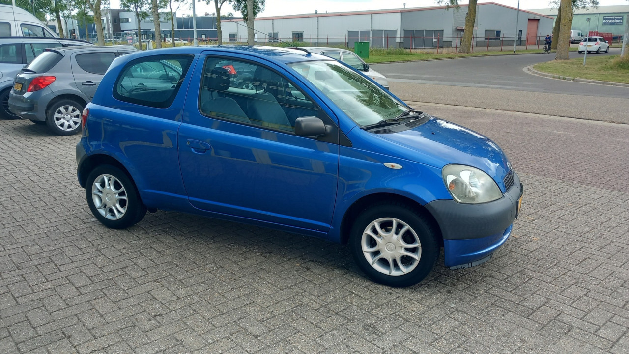 Toyota YARIS 1.0 VVT-I 3drs bj:2002 lm-velgen 143.000km apk 6-2026 !!