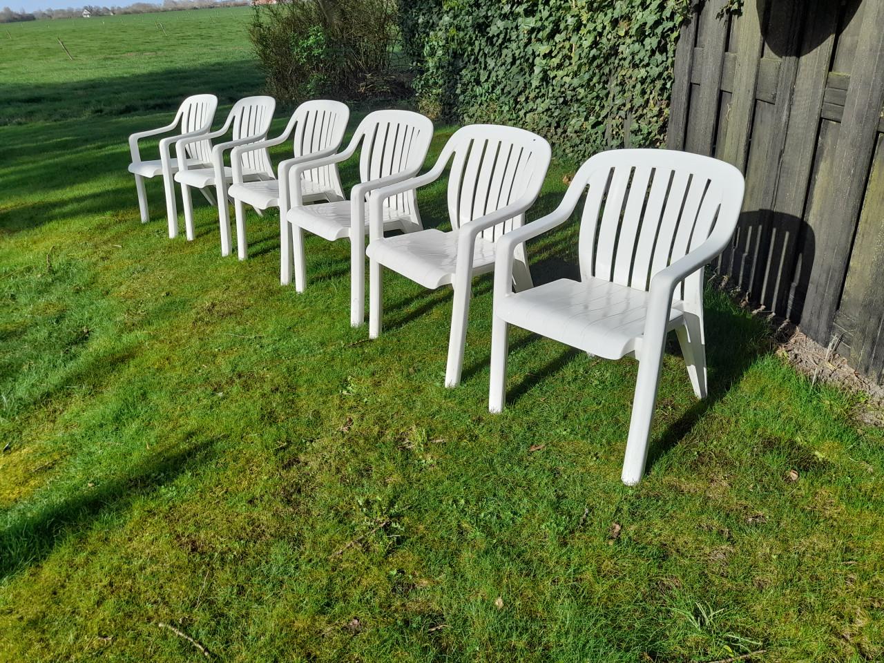 6  stevige Stapelstoelen (in goede staat )