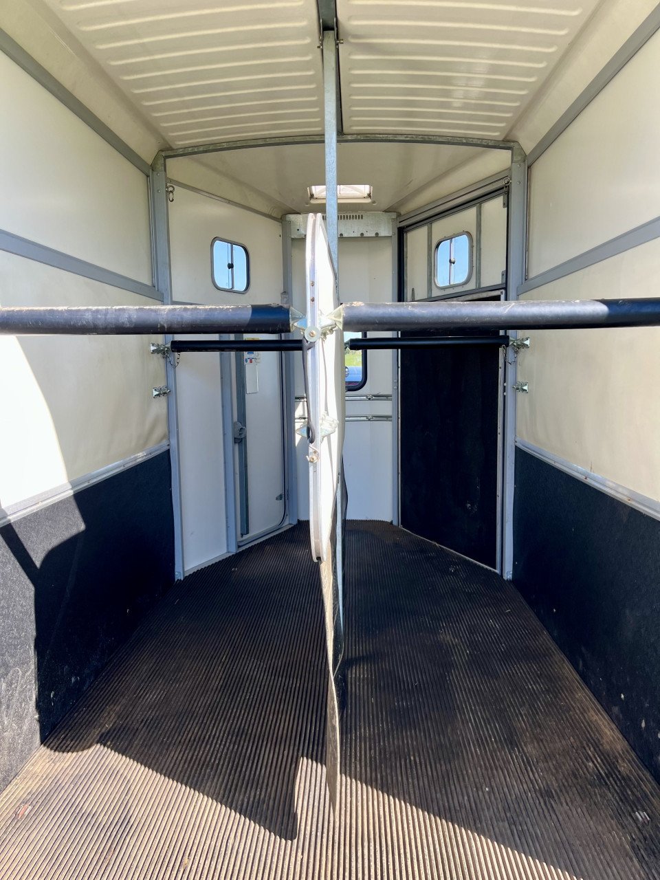 De grootste Ifor voor 2 paarden, HB511 met aluminium bodem en voorlosklep