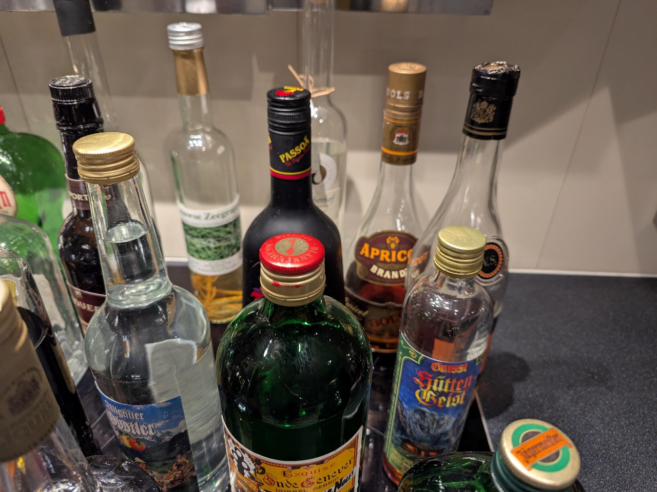 Drank, wodka, whisky, rum, pasosa, cognac etc. 30 flessen