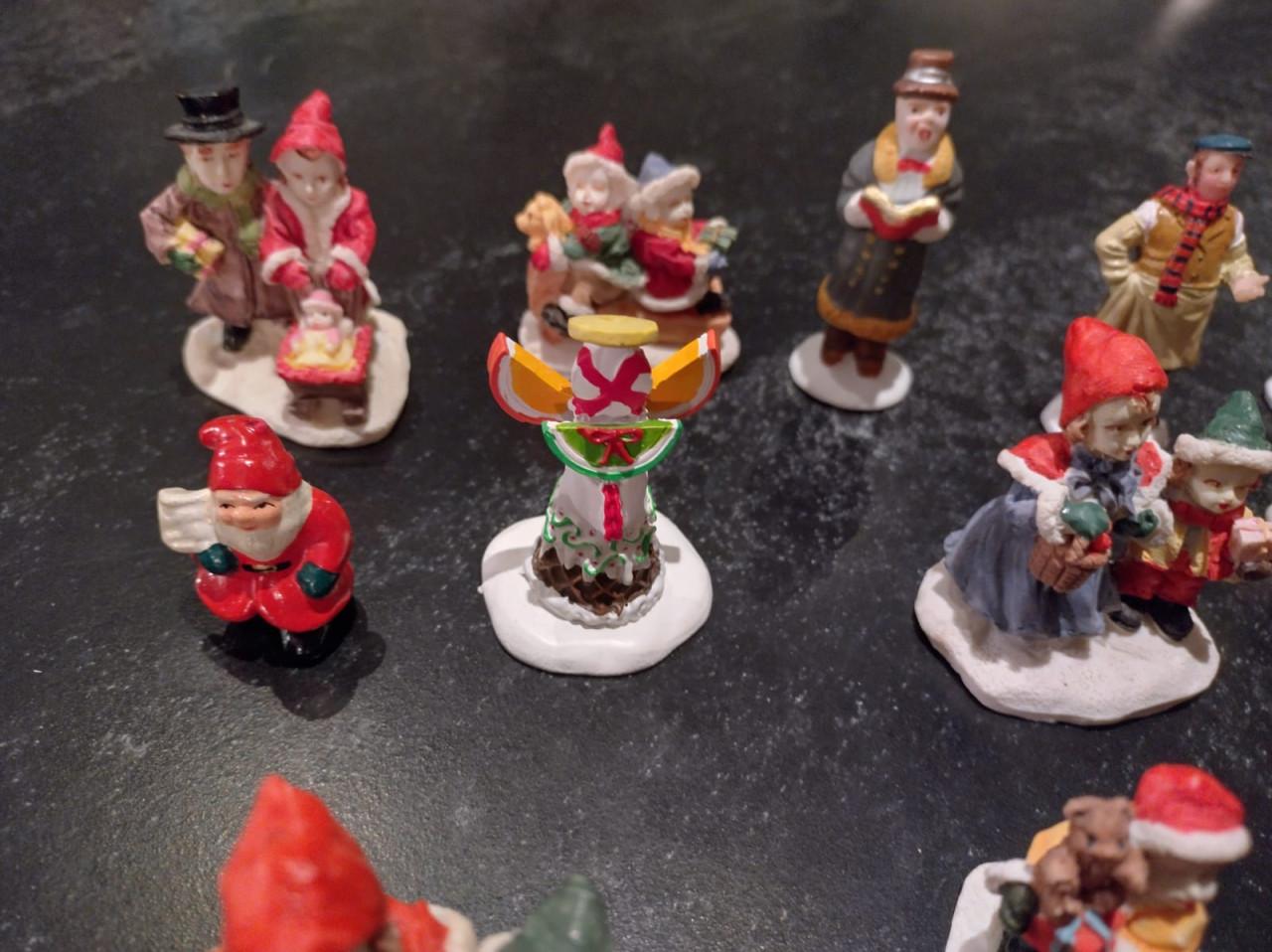 18 poppetjes 5-7 cm hoog