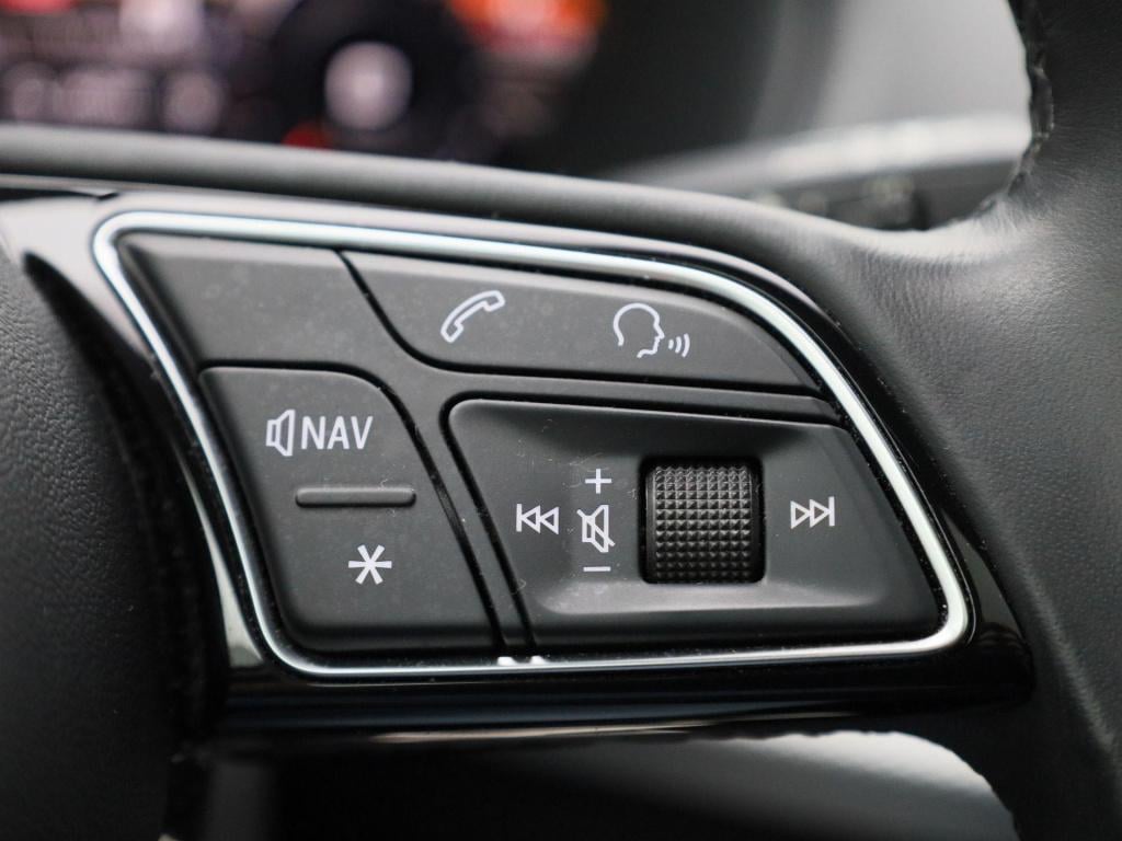 Audi Q2 35 tfsi pro line | panoramadak | stoelverwarming | leder | camera |