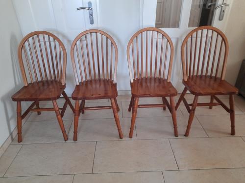 4 Mooie houten stoelen (in goede nette staat )