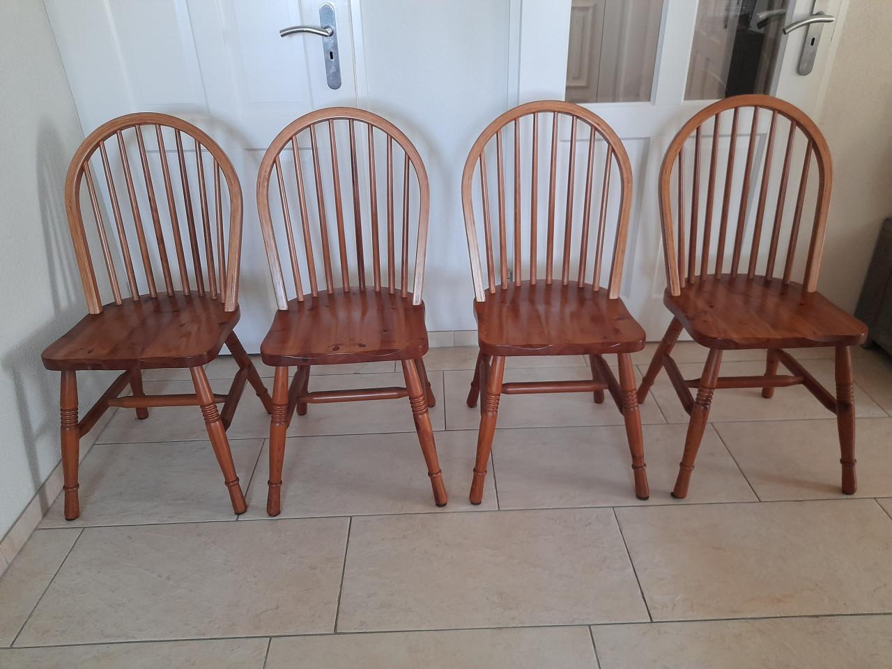 4 Mooie houten stoelen (in goede nette staat )