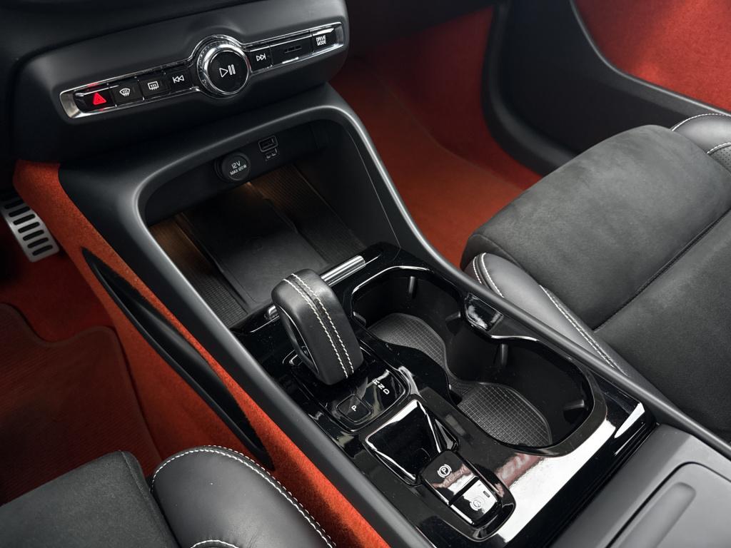 Volvo XC40 1.5 t3 r-design | nl-auto | btw | pano | parel lak | stoelverw.