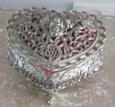 Mooi sieraden doosje hart vorm met mooie decoratie